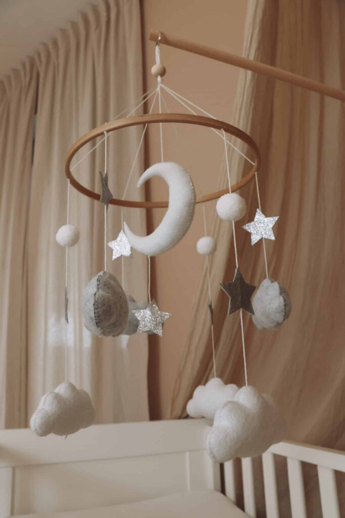 Mobile bébé artisanal en bois Lune & Étoiles – décoration chambre