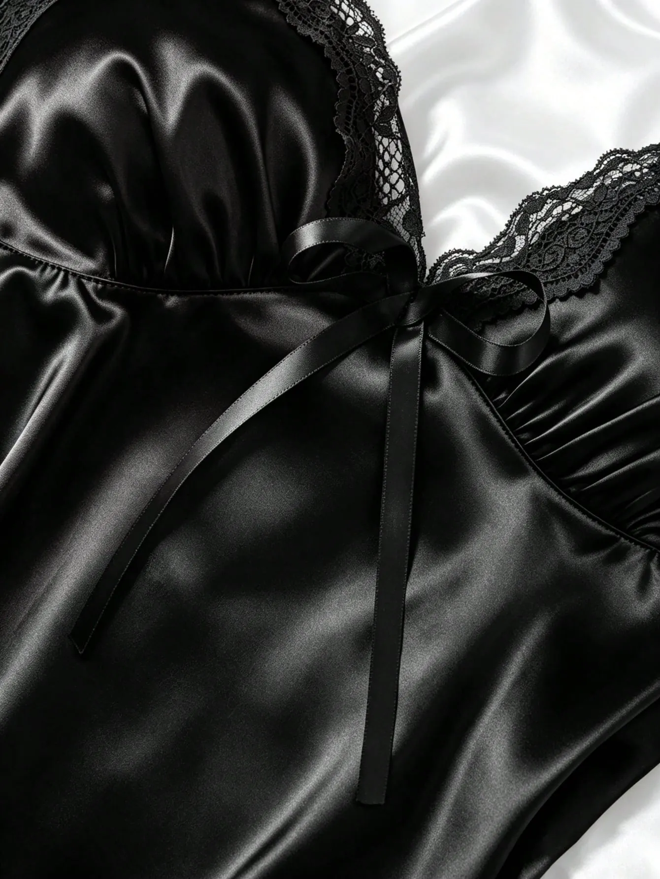 Nuisette babydoll femme en satin et dentelle – Décolleté en V