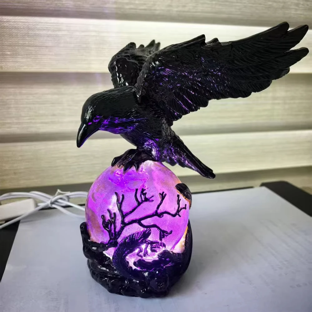 Corbeau Gothique sur Sphère Lumineuse Violette – Décoration Halloween – 10 cm