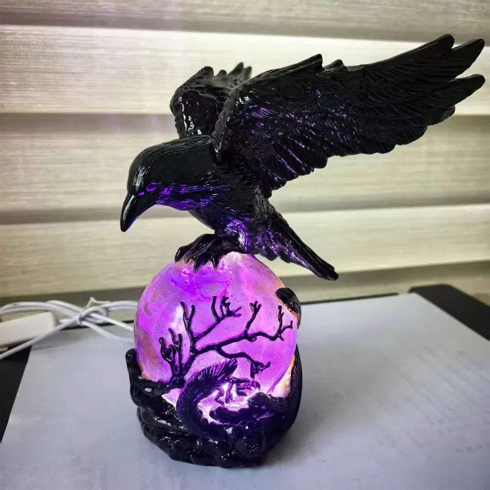 Corbeau Gothique sur Sphère Lumineuse Violette – Décoration Halloween – 10 cm